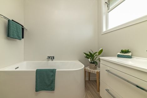 Photo of property in 15 Newhaven Place, Roslyn, Palmerston North, 4414