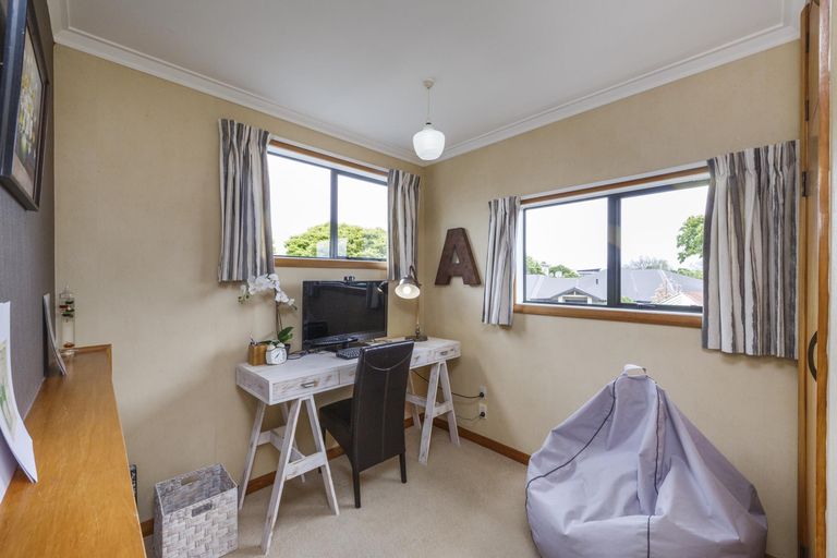 Photo of property in 12 Innes Place, Roslyn, Palmerston North, 4414