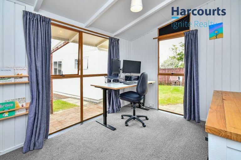 Photo of property in 8 Booker Place, Weymouth, Auckland, 2103