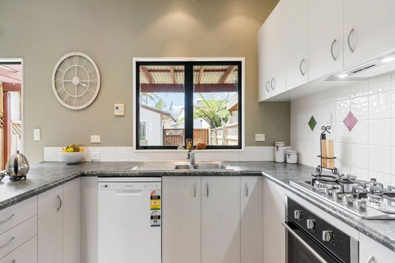 Photo of property in 3/8 Tuscany Way, Te Atatu Peninsula, Auckland, 0610