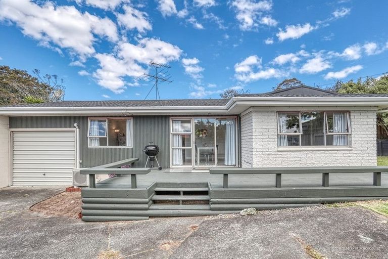 Photo of property in 2/33 Lowtherhurst Road, Massey, Auckland, 0614