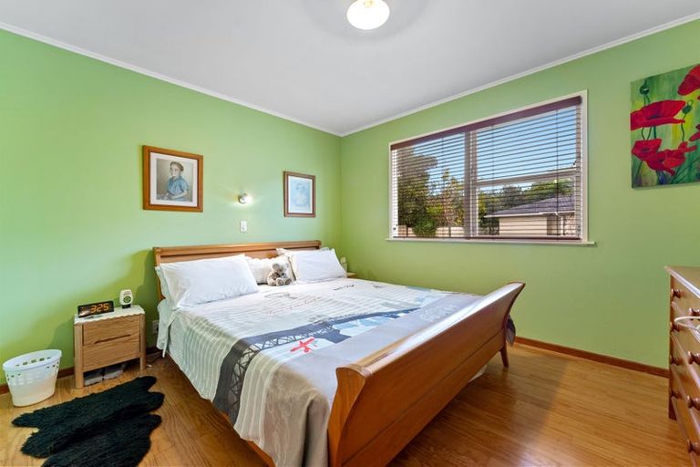 Photo of property in 16 Rosalind Road, Glenfield, Auckland, 0629