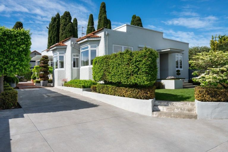 Photo of property in 2 Busby Hill, Havelock North, 4130