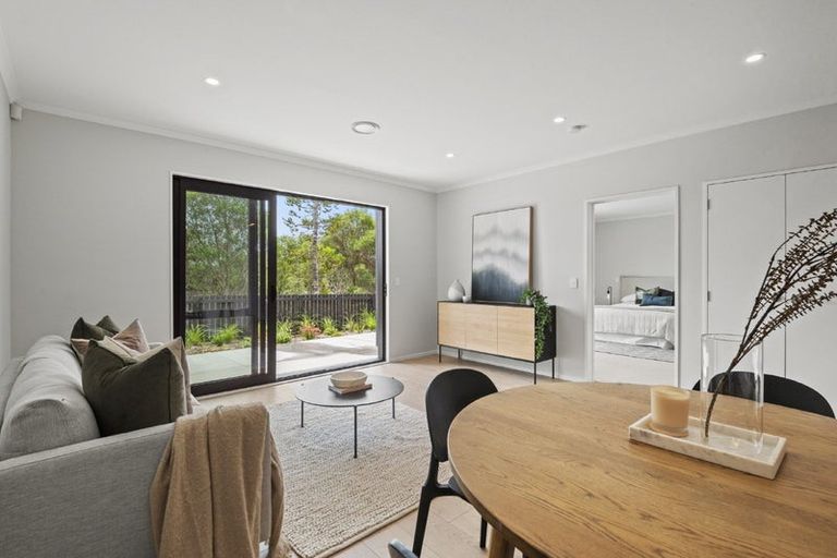 Photo of property in 2/1 Parapara Place, Albany, 0632