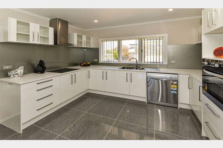 Photo of property in 1 Royal Arch Place, Rosehill, Papakura, 2113