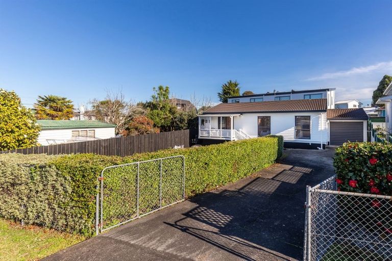 Photo of property in 2 Graham Avenue, Te Atatu Peninsula, Auckland, 0610