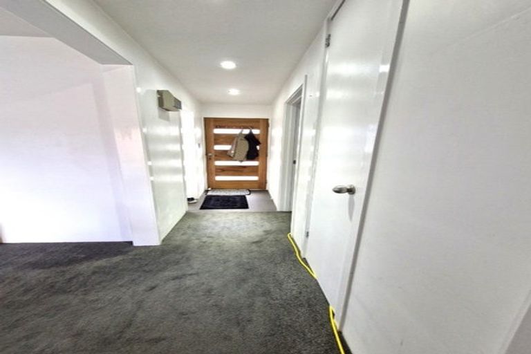 Photo of property in 2/7 Alston Avenue, Kelston, Auckland, 0602