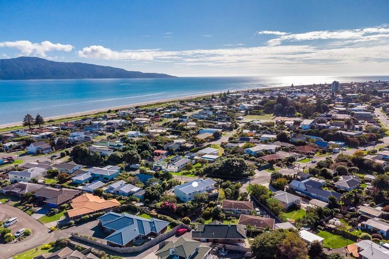 Photo of property in 18 Rua Road, Paraparaumu Beach, Paraparaumu, 5032