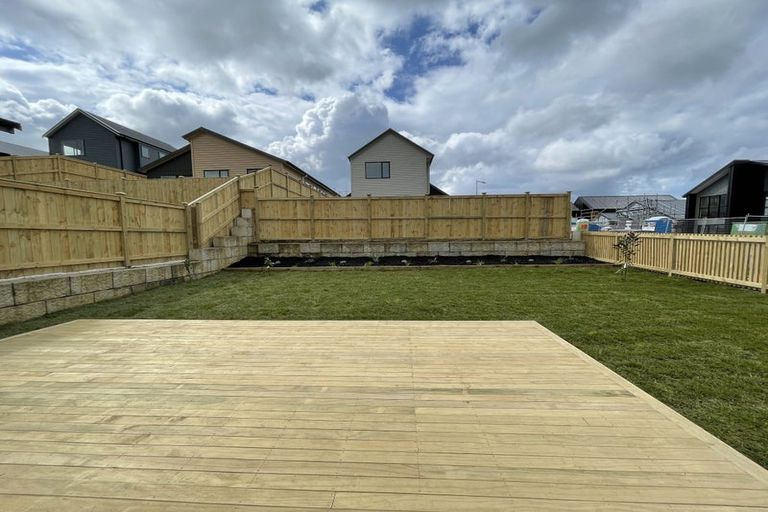 Photo of property in 17 Paparahi Place, Wainui, 0992