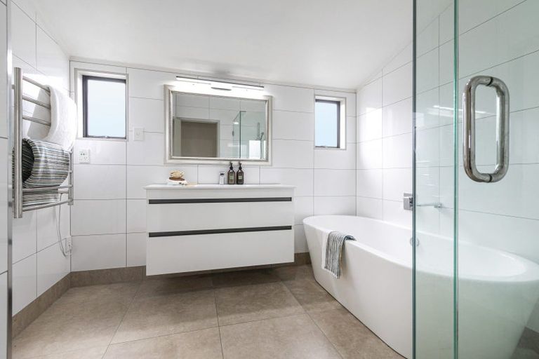 Photo of property in 33 Waipuia Place, Greenhithe, Auckland, 0632