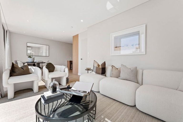 Photo of property in 21d Arahia Street, Northcote, Auckland, 0627