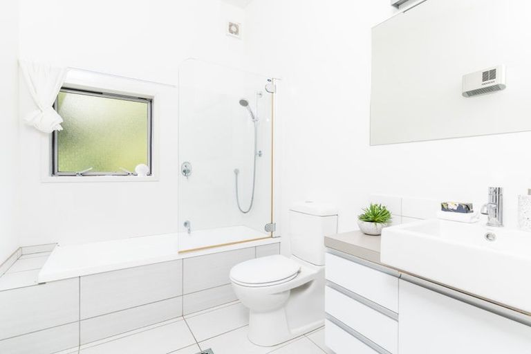 Photo of property in 10 Saddleback Grove, Karori, Wellington, 6012