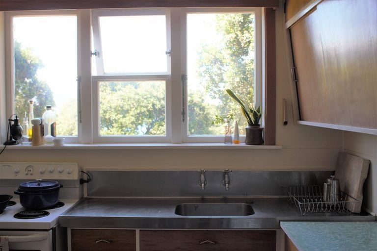 Photo of property in 34 Hungerford Road, Lyall Bay, Wellington, 6022