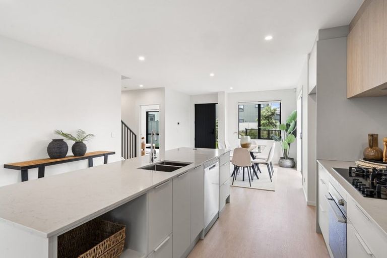 Photo of property in 32 Viridian Avenue, Rosehill, Papakura, 2113