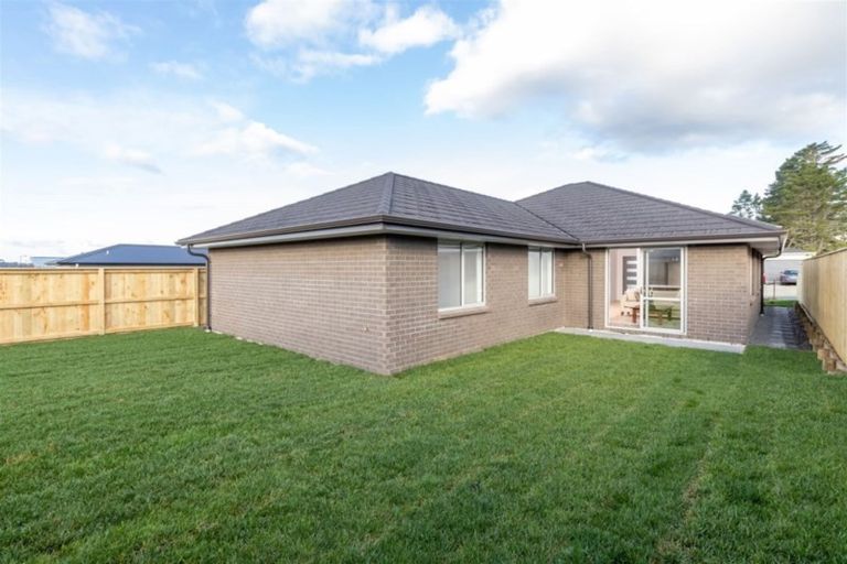 Photo of property in 19 Papa Orchard Drive, Kumeu, 0810