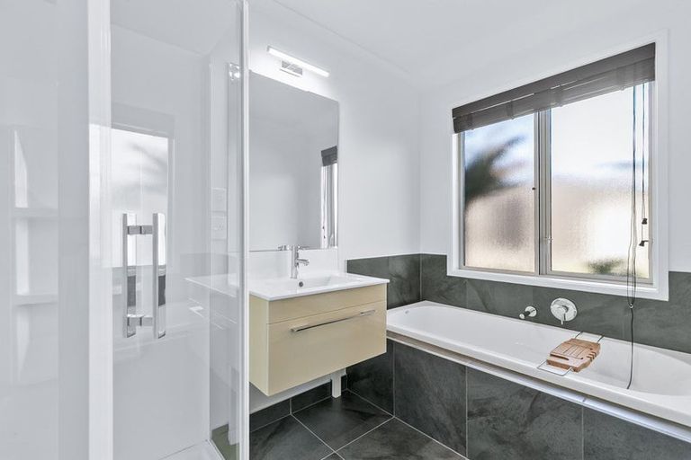 Photo of property in 418 Tararua Road, Levin, 5571