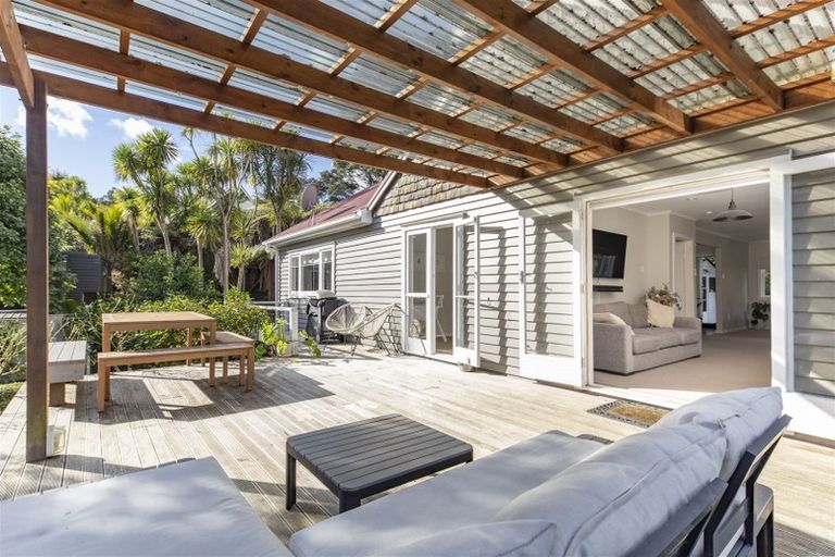 Photo of property in 5 Grovelands Way, Titirangi, Auckland, 0604