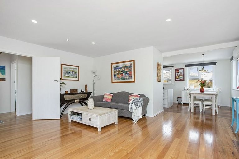 Photo of property in 15 Enderby Drive, Te Atatu Peninsula, Auckland, 0610