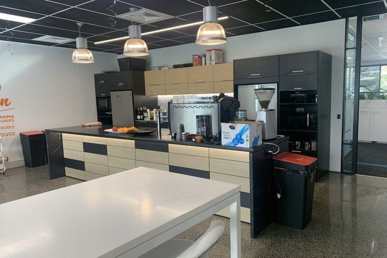 Photo of property in 5 Omega Street, Newlands, Wellington, 6037