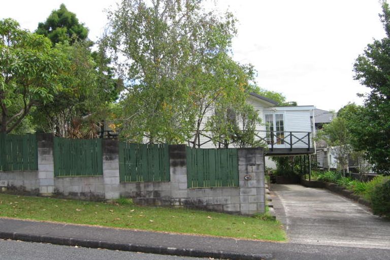 Photo of property in 1 Glenroy Place, Green Bay, Auckland, 0604