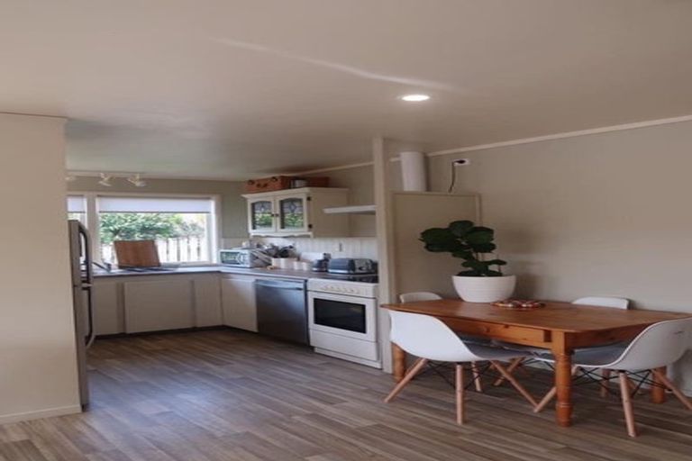 Photo of property in 42a Hammond Avenue, Hatfields Beach, Orewa, 0931