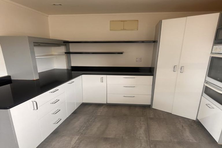 Photo of property in 261 Wairau Road, Totara Vale, Auckland, 0627