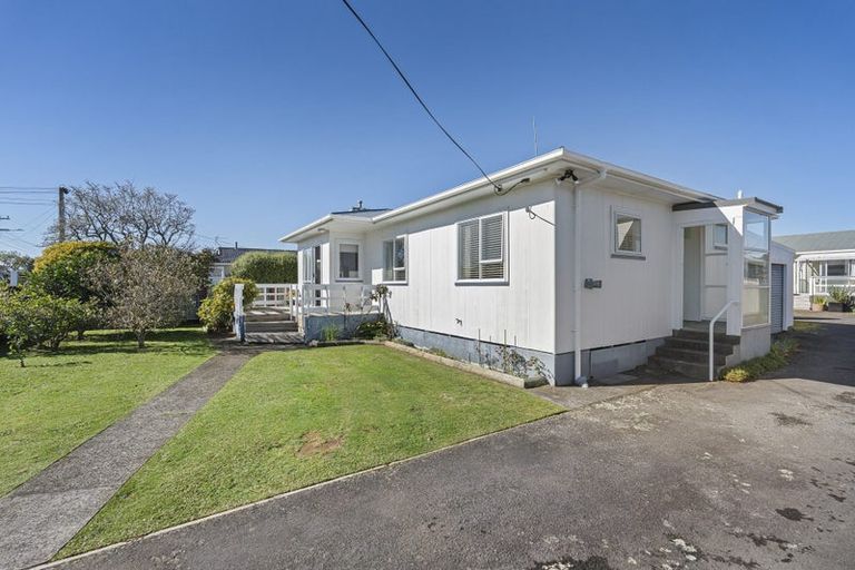 Photo of property in 2 Turakina Street, Merrilands, New Plymouth, 4312