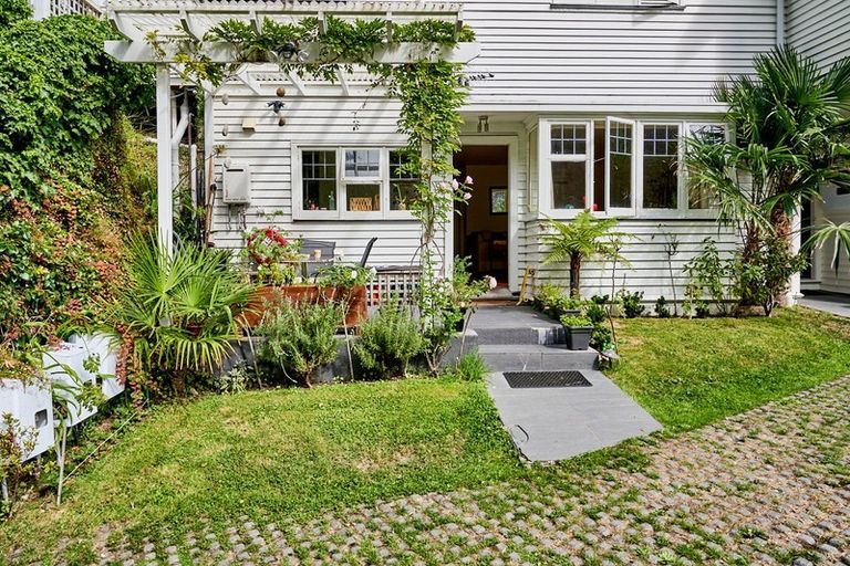 Photo of property in 2b Wilkinson Street, Oriental Bay, Wellington, 6011