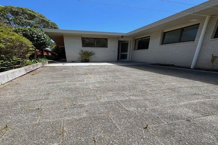 Photo of property in 28 Rewarewa Crescent, Waikanae, 5036