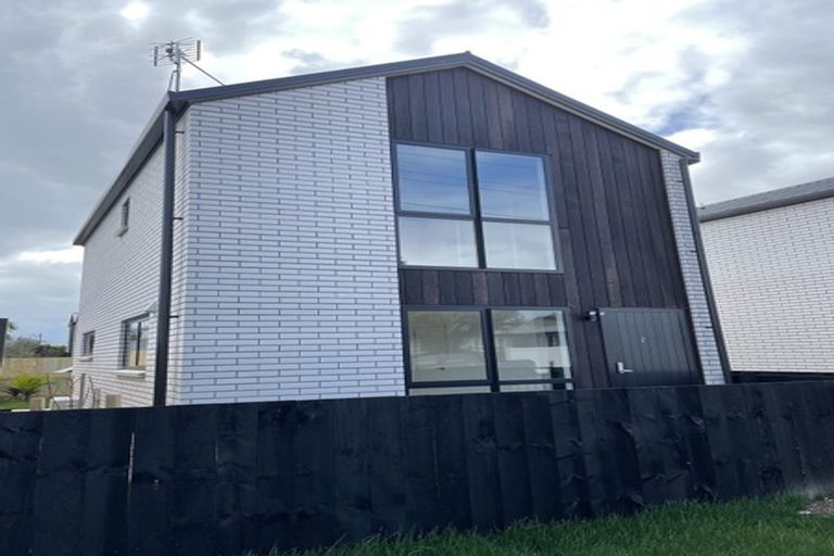 Photo of property in 2/12 Enderby Drive, Te Atatu Peninsula, Auckland, 0610