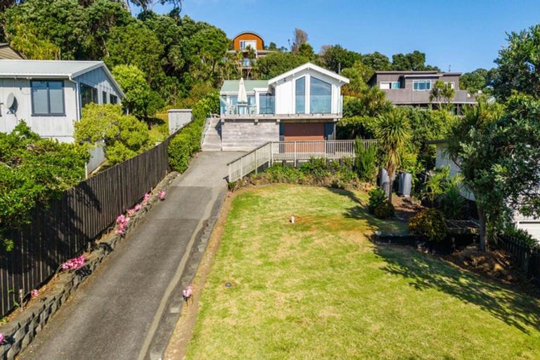 Photo of property in 3 Edwin Mitchelson Road, Muriwai, Waimauku, 0881