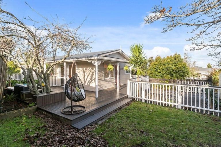 Photo of property in 3 Helga Crescent, Te Atatu Peninsula, Auckland, 0610