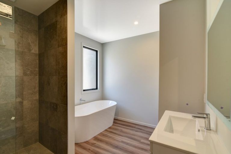 Photo of property in 16 Kinross Lane, Jacks Point, Queenstown, 9371