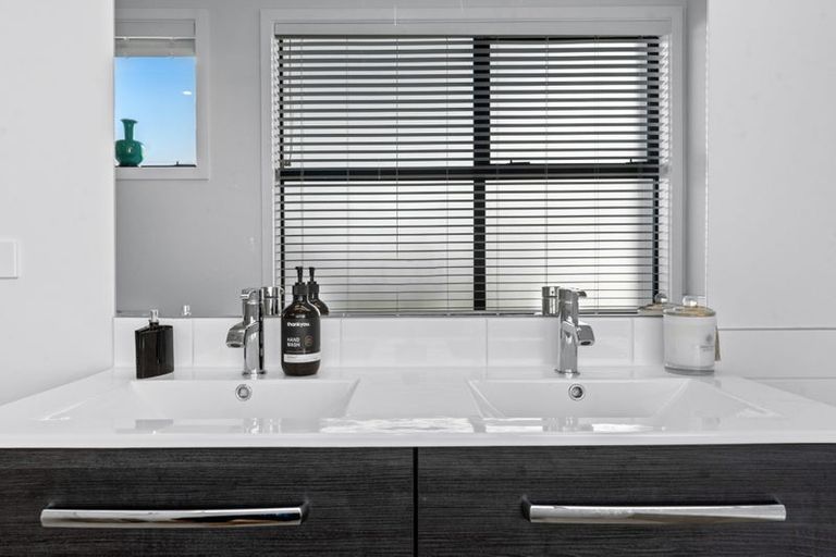 Photo of property in 4 Marine Parade, Hobsonville, Auckland, 0616