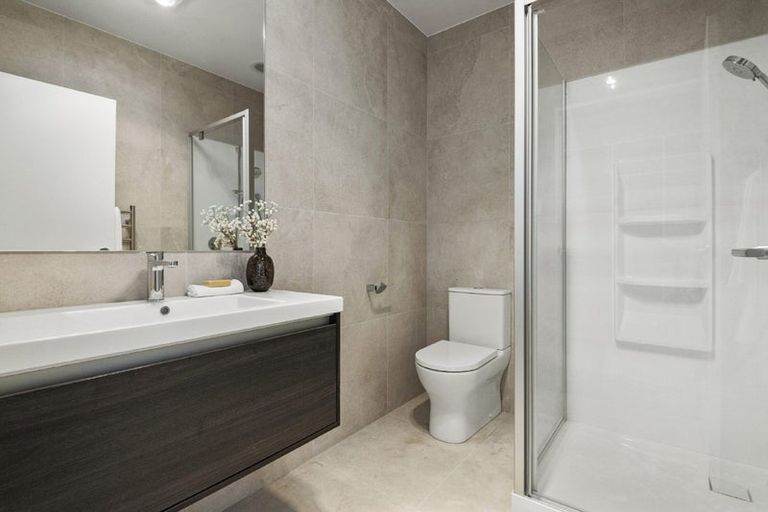 Photo of property in 2/1 Parapara Place, Albany, 0632