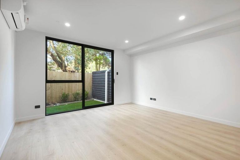 Photo of property in 2/399 Massey Road, Mangere East, Auckland, 2024