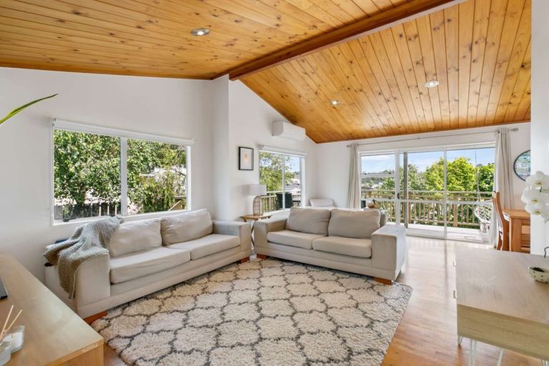 Photo of property in 8a Holiday Road, Stanmore Bay, Whangaparaoa, 0932
