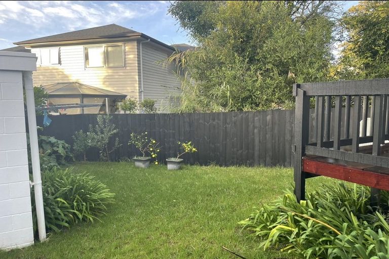 Photo of property in 2/41 Ravenwood Drive, Forrest Hill, Auckland, 0620