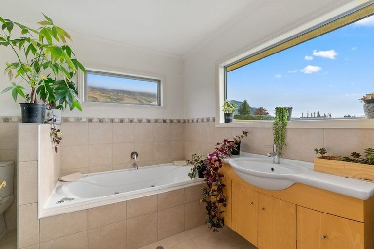 Photo of property in 1 Hollyhock Lane, Wanaka, 9305