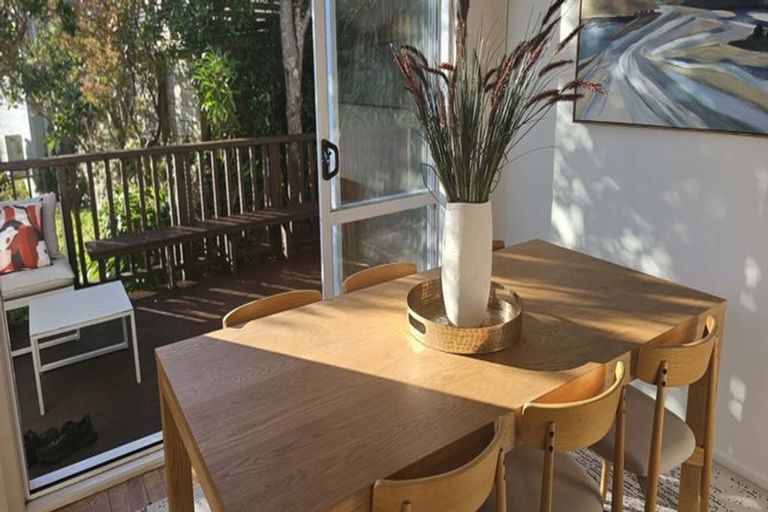 Photo of property in 9 Lomond Street, Newlands, Wellington, 6037
