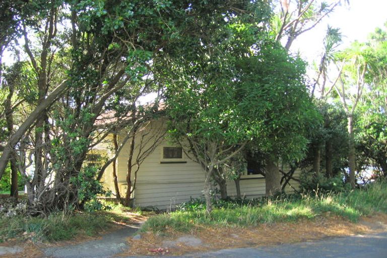 Photo of property in 146 Nevay Road, Karaka Bays, Wellington, 6022
