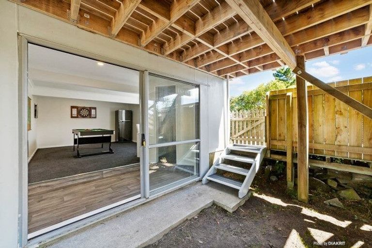 Photo of property in 15 Dunmail Way, Newlands, Wellington, 6037