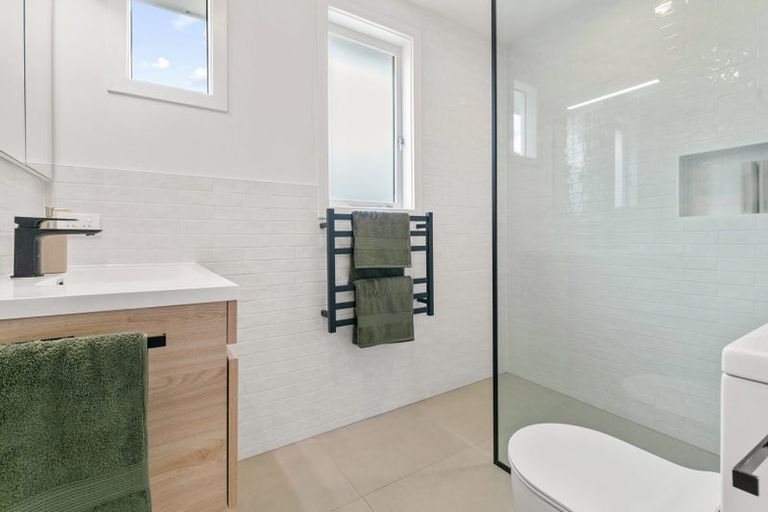 Photo of property in 28 Kingdale Road, Henderson, Auckland, 0610