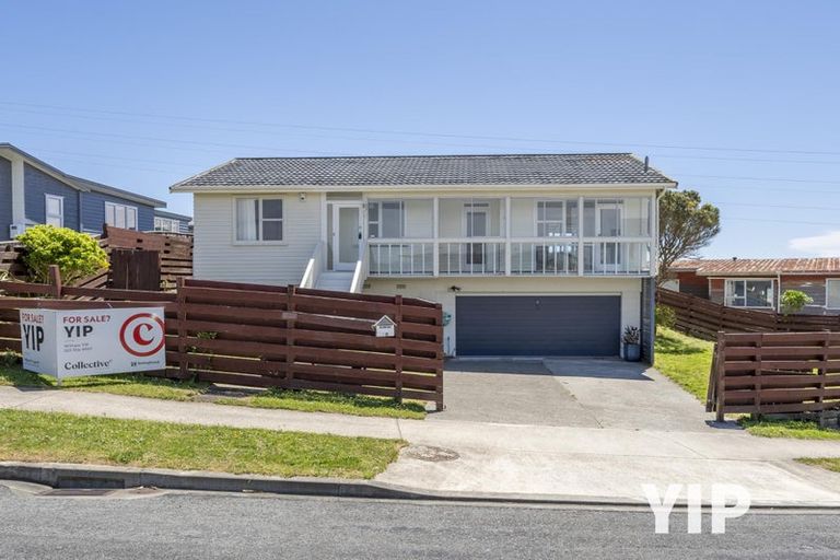 Photo of property in 10 Edgecombe Street, Newlands, Wellington, 6037