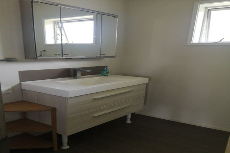 Photo of property in 2/4 Mahuta Grove, Northcote, Auckland, 0627