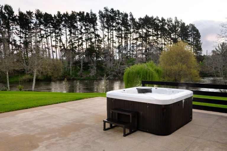 Photo of property in 2247 River Road, Horsham Downs, Hamilton, 3281