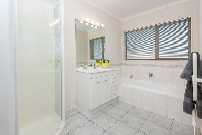 Photo of property in 16 Nad Place, East Tamaki Heights, Auckland, 2016