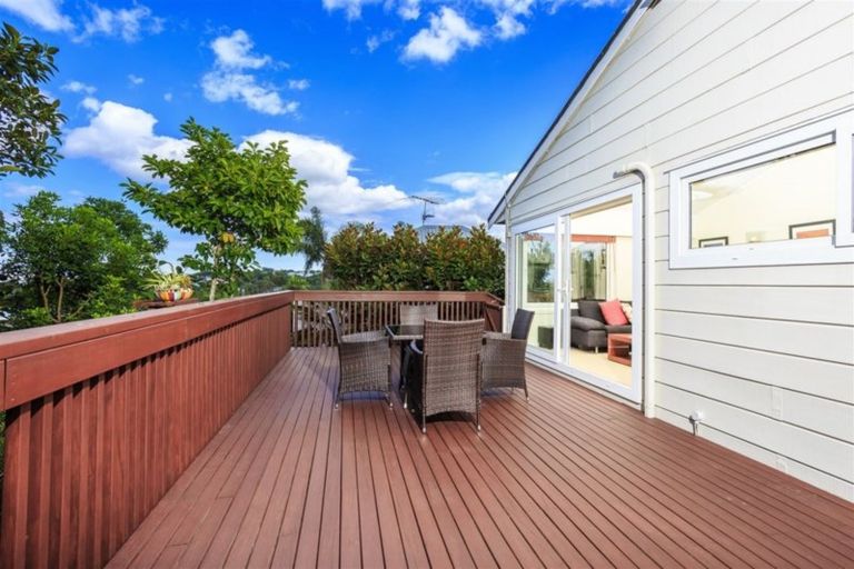 Photo of property in 2/10a Wernham Place, Northcote, Auckland, 0626