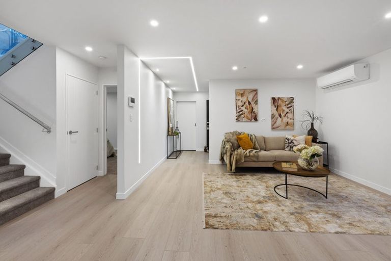 Photo of property in 42c Takutai Avenue, Half Moon Bay, Auckland, 2012