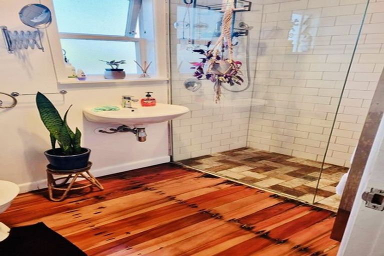 Photo of property in 11 Hikurangi Street, Te Atatu Peninsula, Auckland, 0610